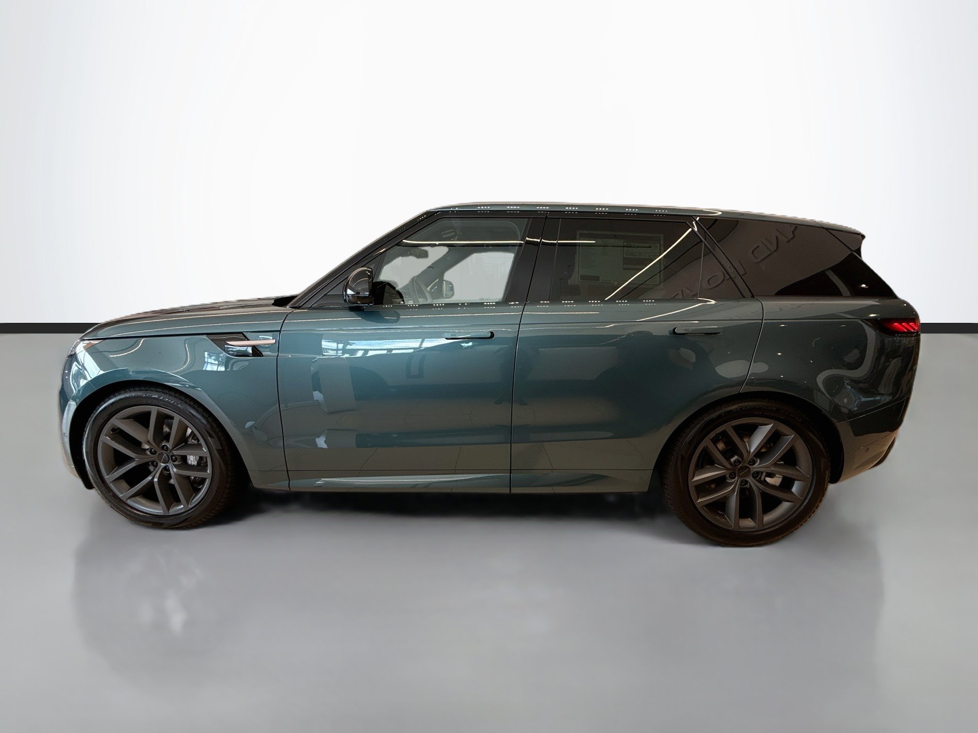 New 2026 Giola Green Land Rover Dynamic SE image 2