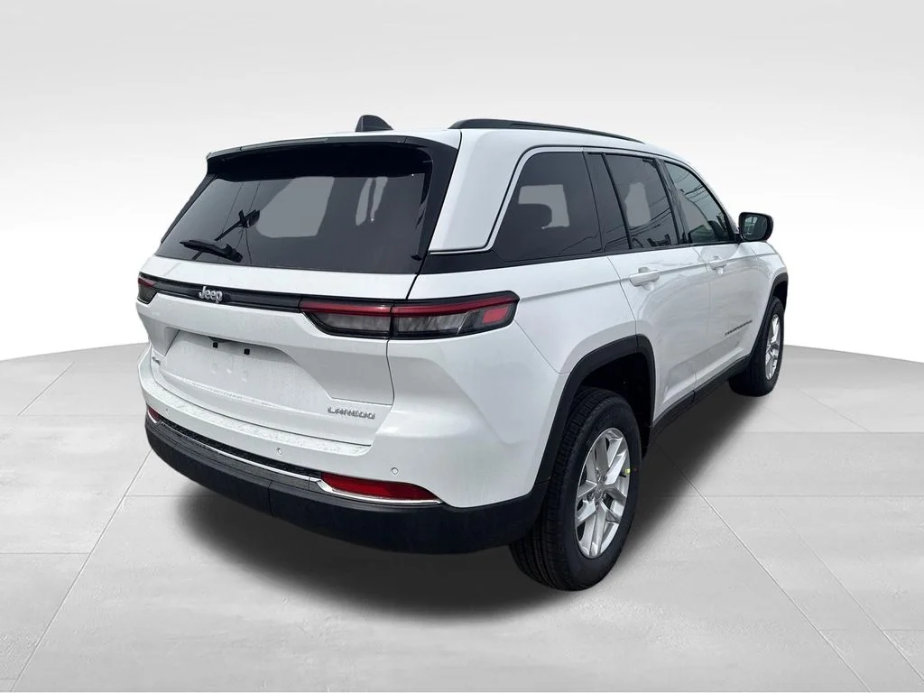 New 2026 Bright White Clear-Coat Exterior Paint Jeep Laredo X image 3