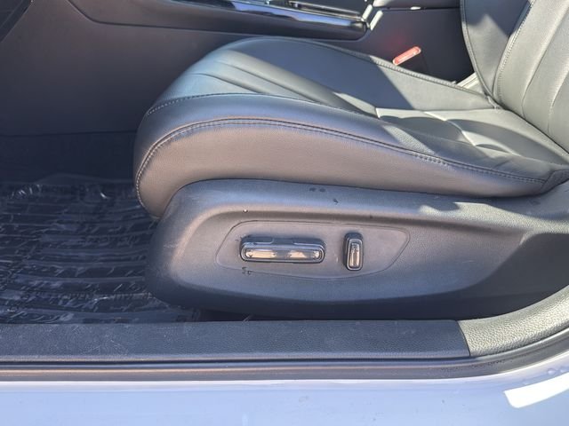 Used 2023 White Acura  image 18