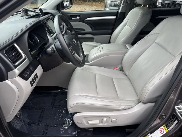 Used 2019 Gray Toyota XLE image 15
