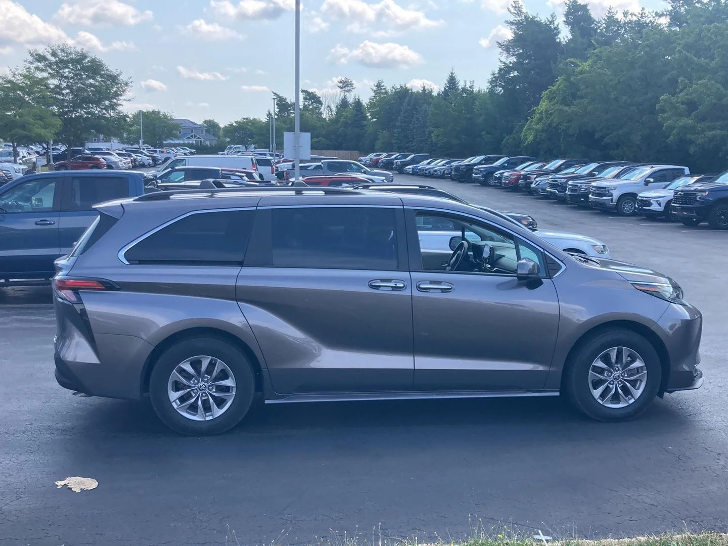 Used 2022 Gy Toyota XLE image 8