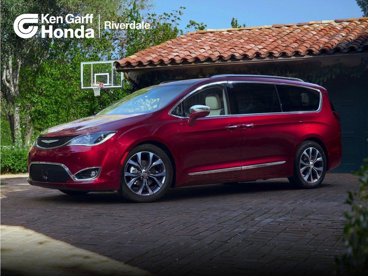2018 Chrysler Pacifica LX's photo