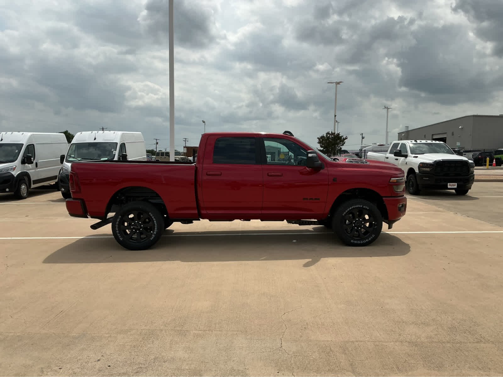 New 2026 Molten Red Pearl-Coat Exterior Paint RAM Laramie image 5