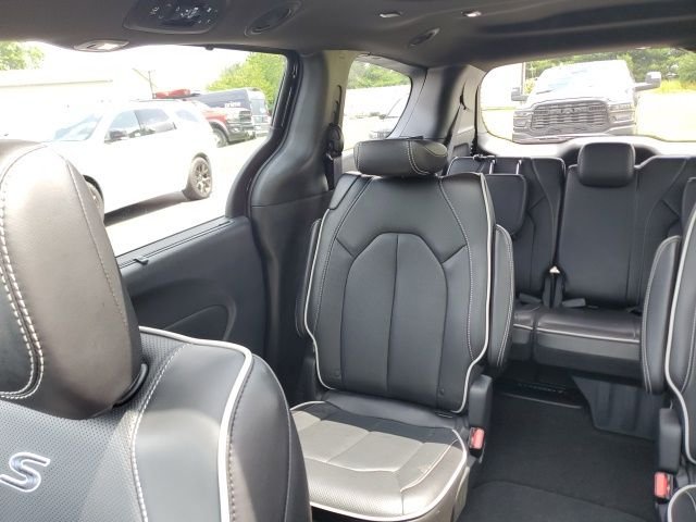 Used 2026 Black Chrysler Limited image 14
