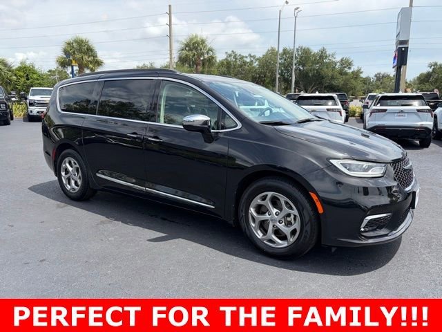 2023 Chrysler Pacifica Limited's photo