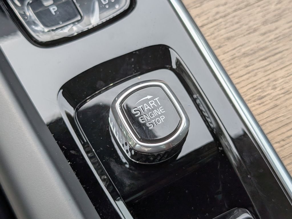 2026 Volvo XC60 Plus - Photo 18