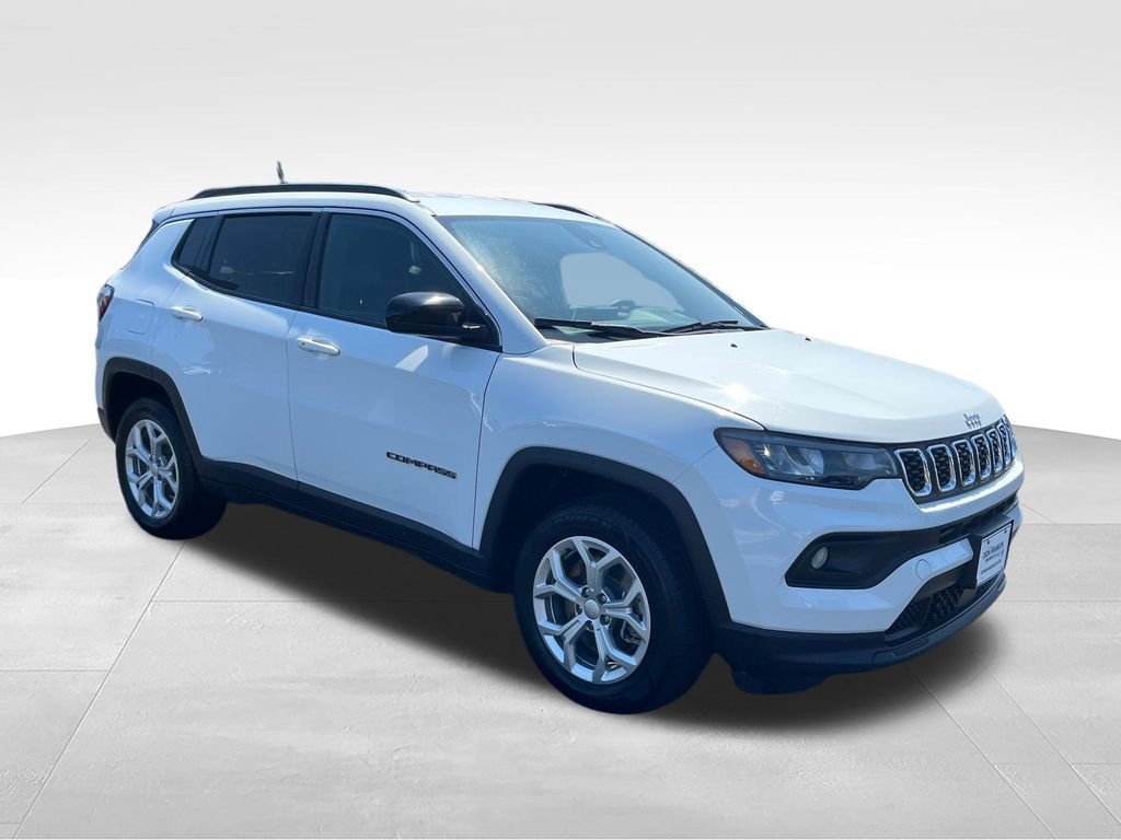 Used 2024 White Jeep Latitude image 7