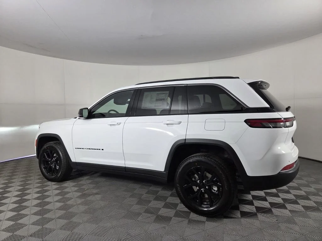 New 2026 Bright White Clear-Coat Exterior Paint Jeep Laredo Altitude image 6