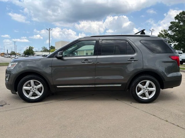 Used 2017 Gray Ford XLT image 3