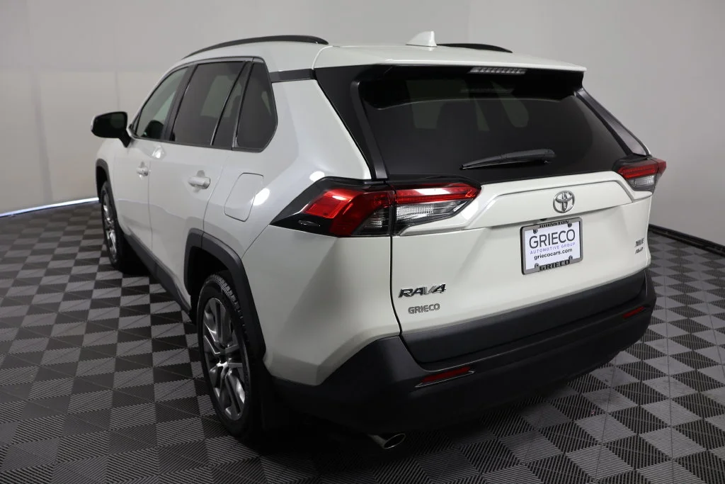 Used 2022 Blizzard Pearl Toyota XLE Premium image 6