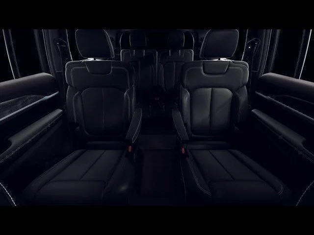 New 2026 Diamond Black Crystal Pearl-Coat Exterior Paint Jeep Limited image 3