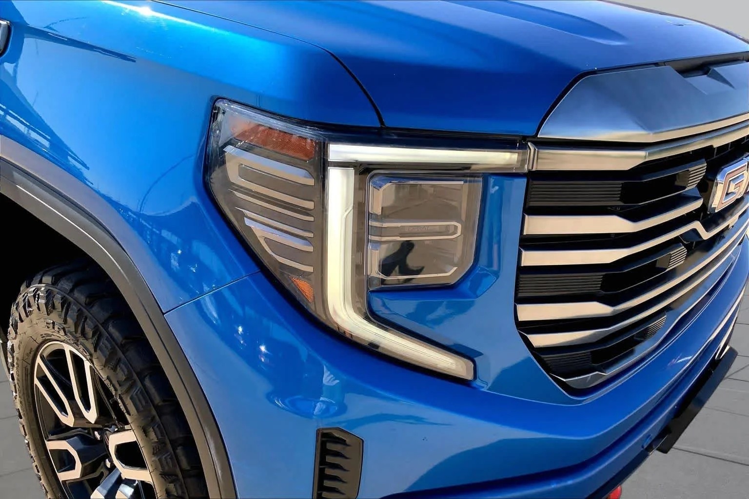 Used 2022 DYNAMIC BLUE METALLIC GMC AT4 image 26