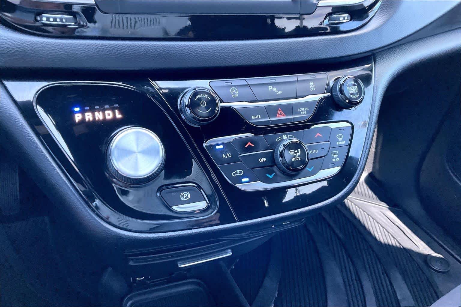 Used 2018 Brilliant Black Crystal Pearlcoat Chrysler Touring Plus image 30