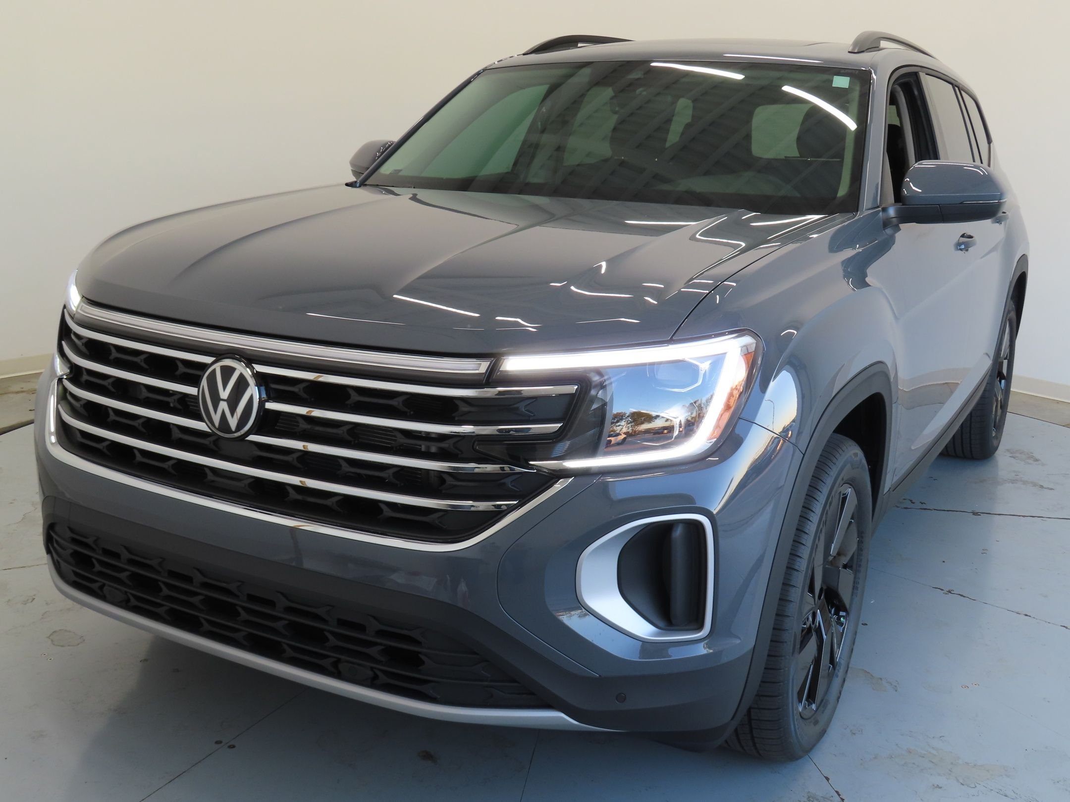 Used 2026 Gray Volkswagen 2.0T SE w/Technology image 8