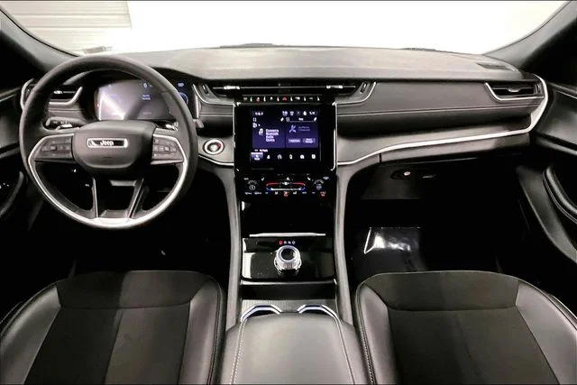 Used 2025 Diamond Black Crystal Pearlcoat Jeep Altitude image 18