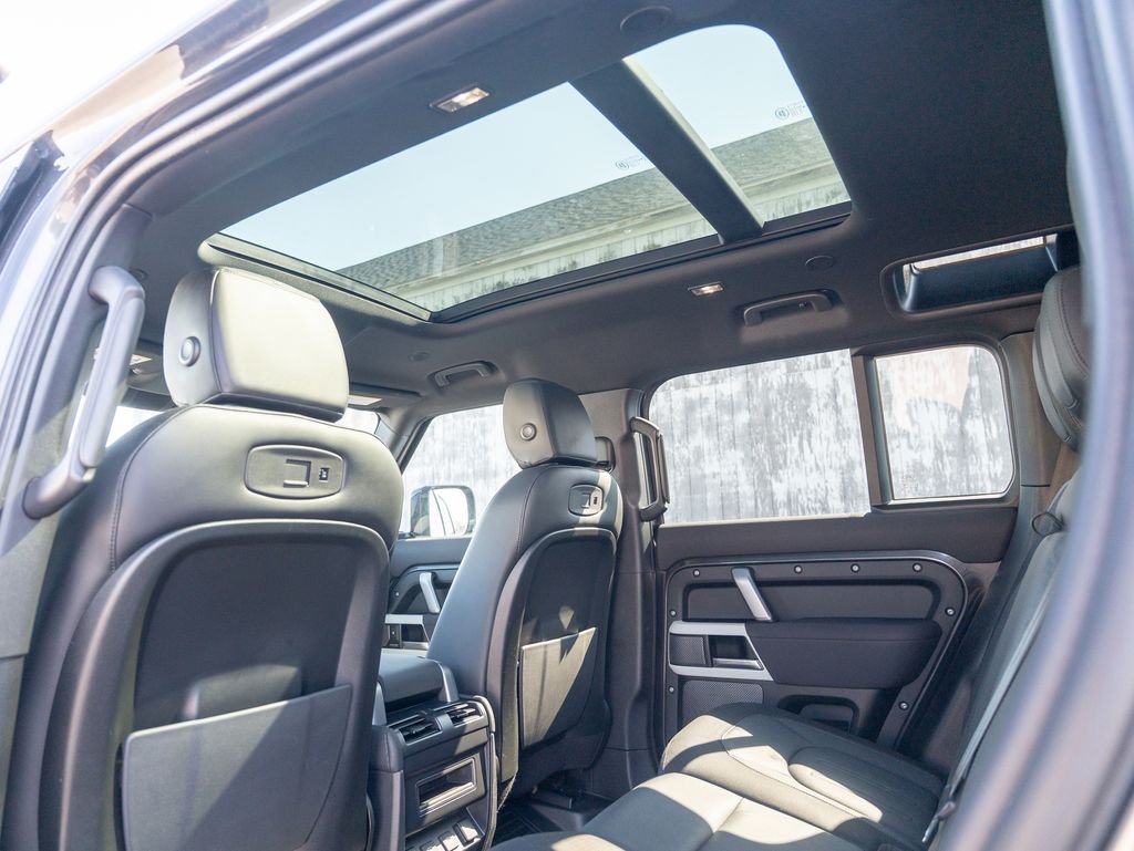 Used 2022 Gray Land Rover X-Dynamic SE image 34