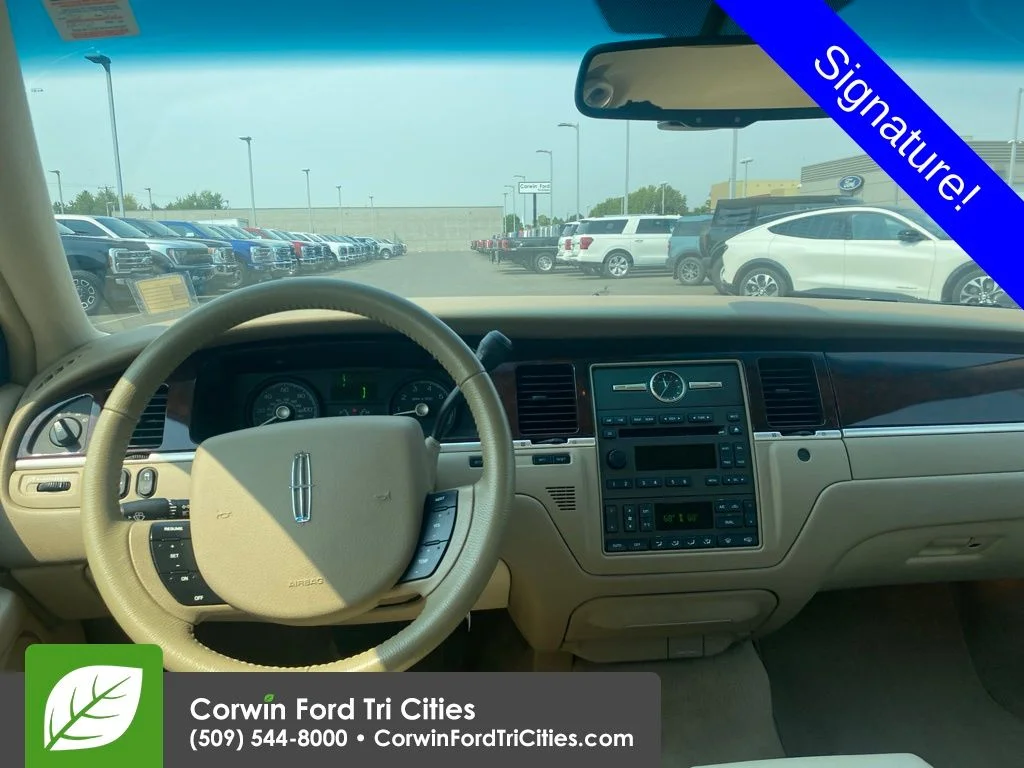Used 2007  Lincoln Signature image 10