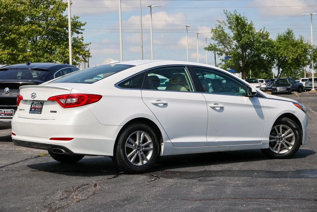 Used 2015 White Hyundai SE image 19