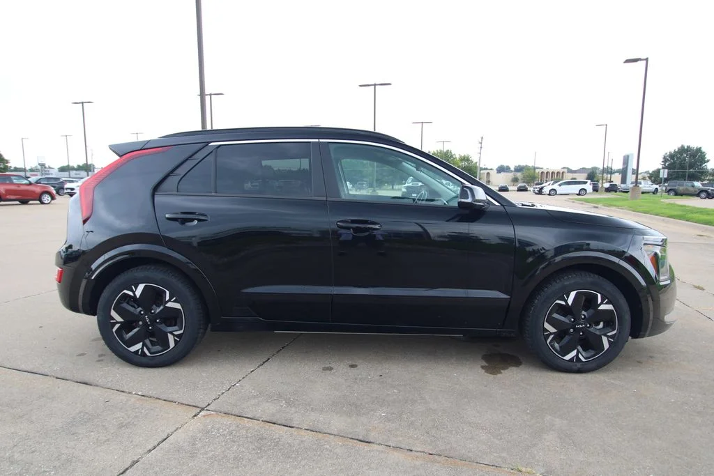 Used 2023 Black Kia Wind image 4