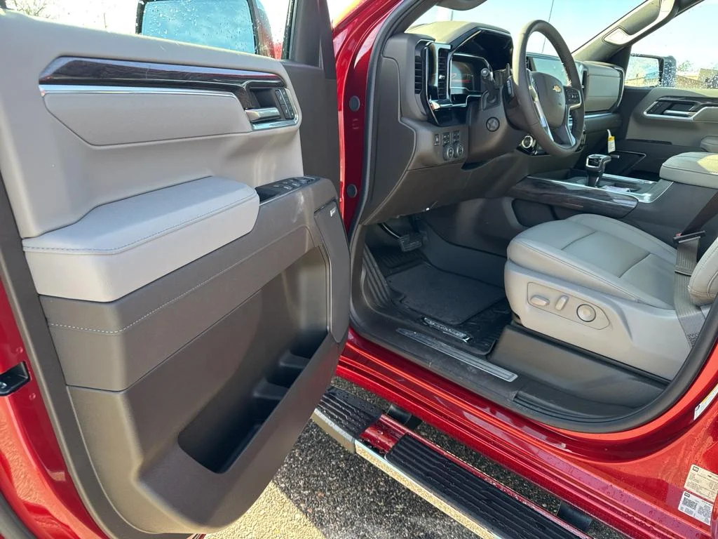 2025 Chevrolet Silverado 1500 LTZ - Photo 13