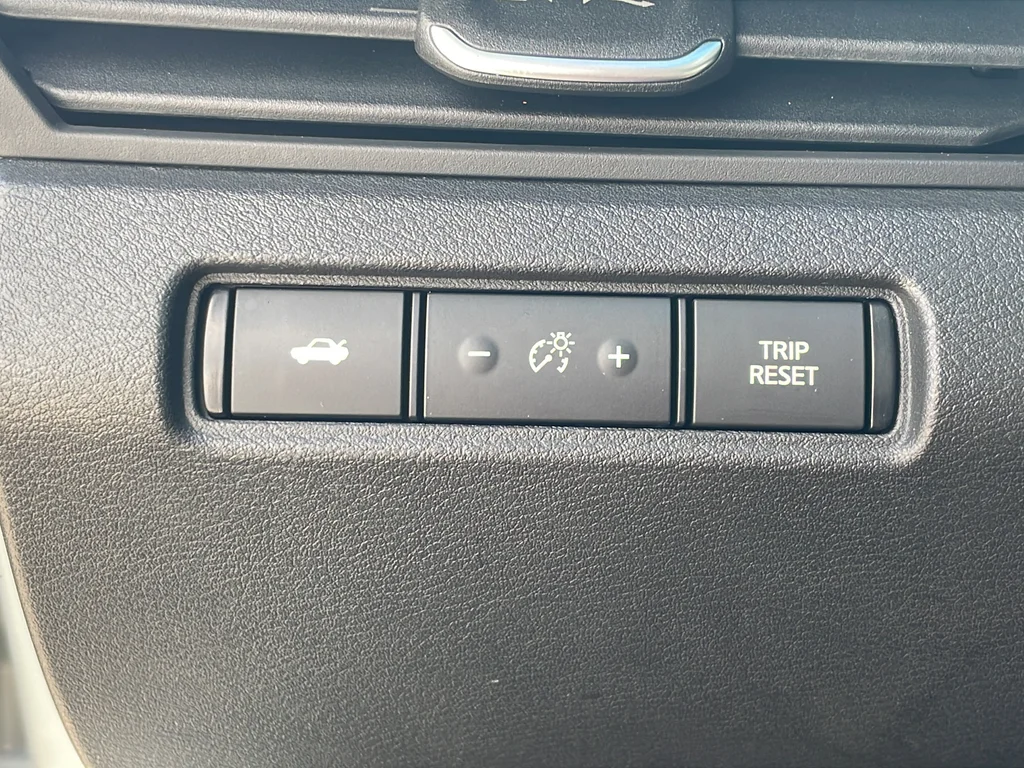Used 2019 White Nissan 2.5 S image 28