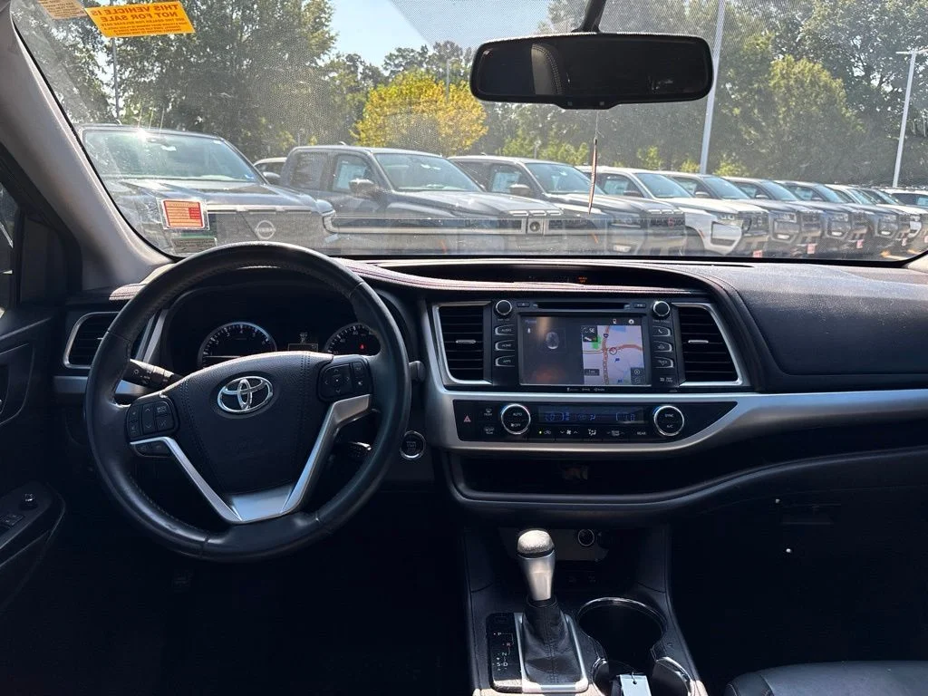 Used 2016 Gray Toyota XLE V6 image 8