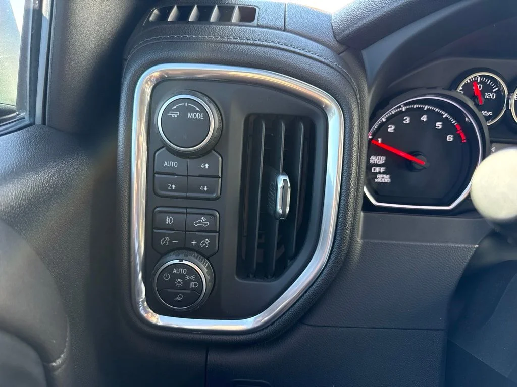Used 2021 Pearl Chevrolet LT Trail Boss image 21