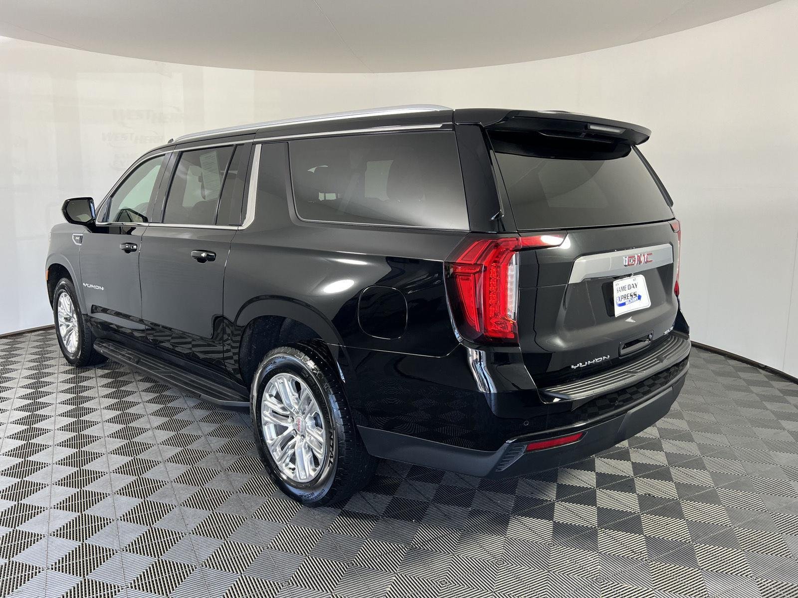 Used 2022 Onyx Black GMC SLE image 27