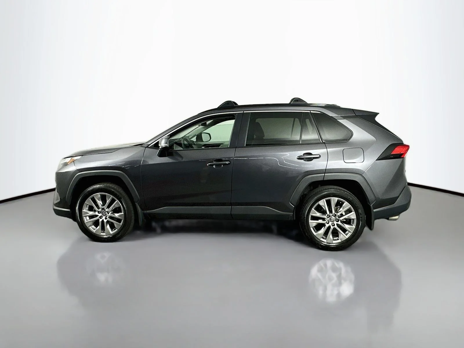 Used 2023 Gray Toyota XLE Premium image 4