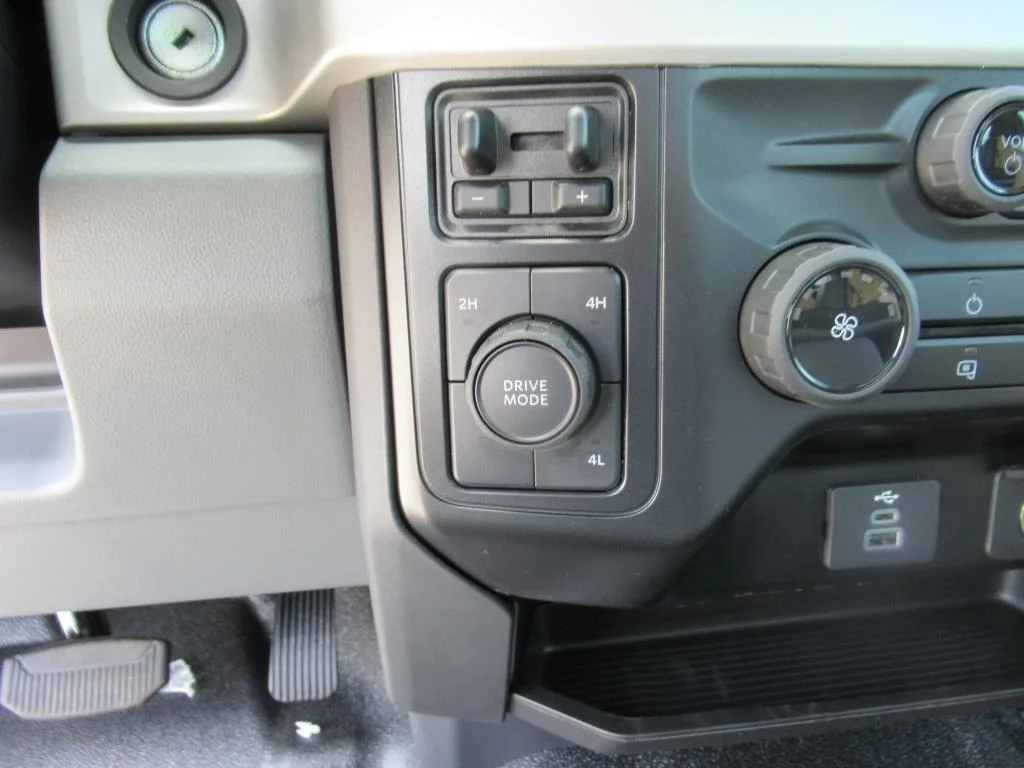 2024 Ford F-350 Super Duty Chassis Cab XL - Photo 21