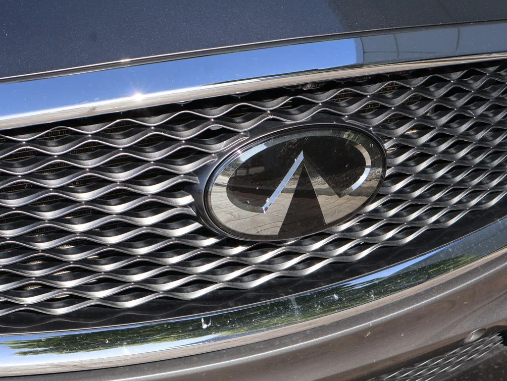 Used 2019 Gray INFINITI ESSENTIAL image 2