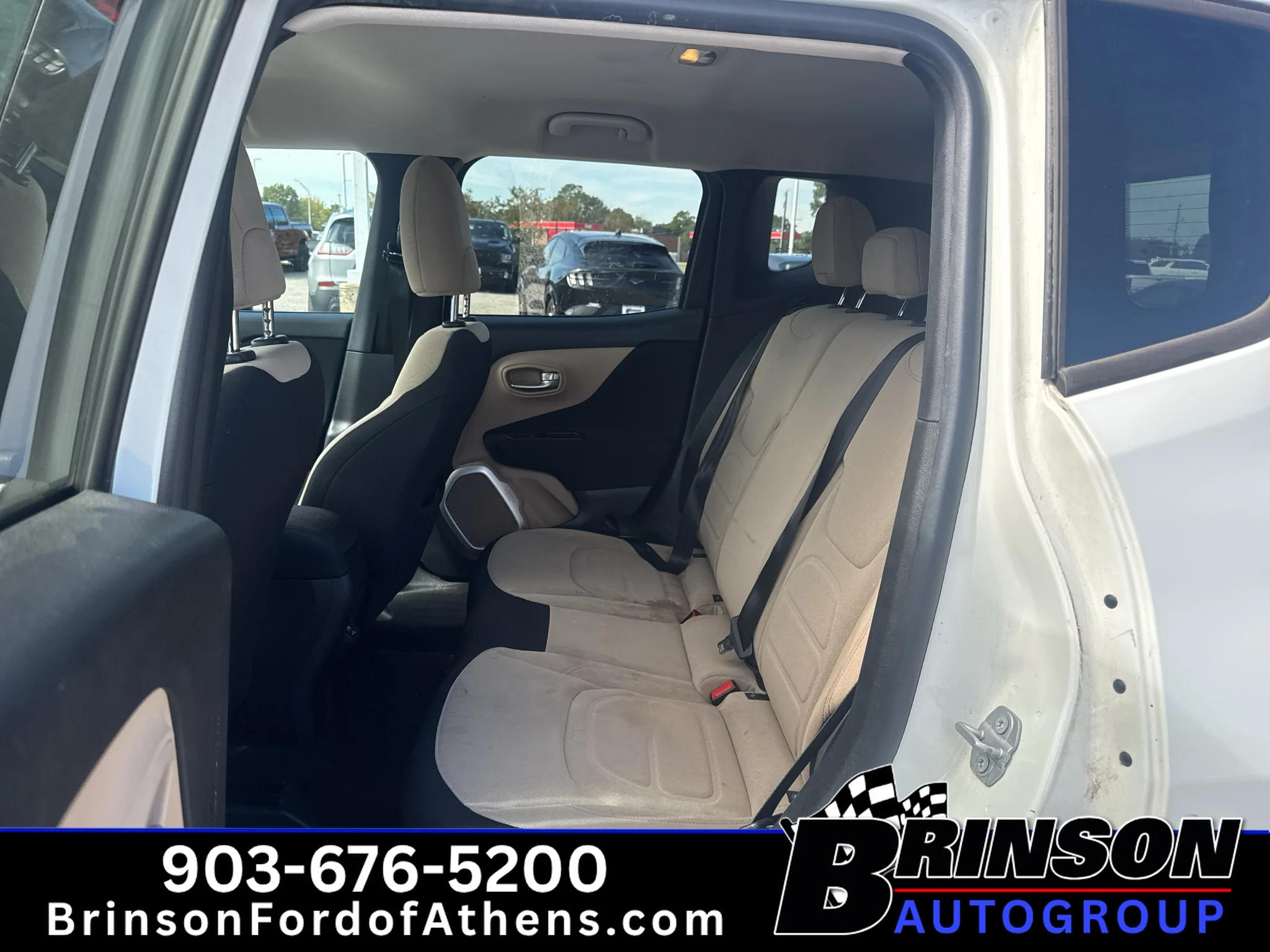 Used 2019 Alpine White Clearcoat Jeep Latitude image 9
