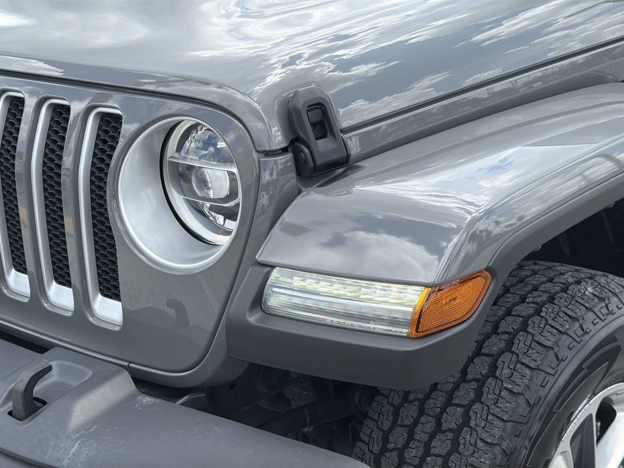 Used 2022 Sting-Gray Clearcoat Jeep Unlimited Sahara image 6
