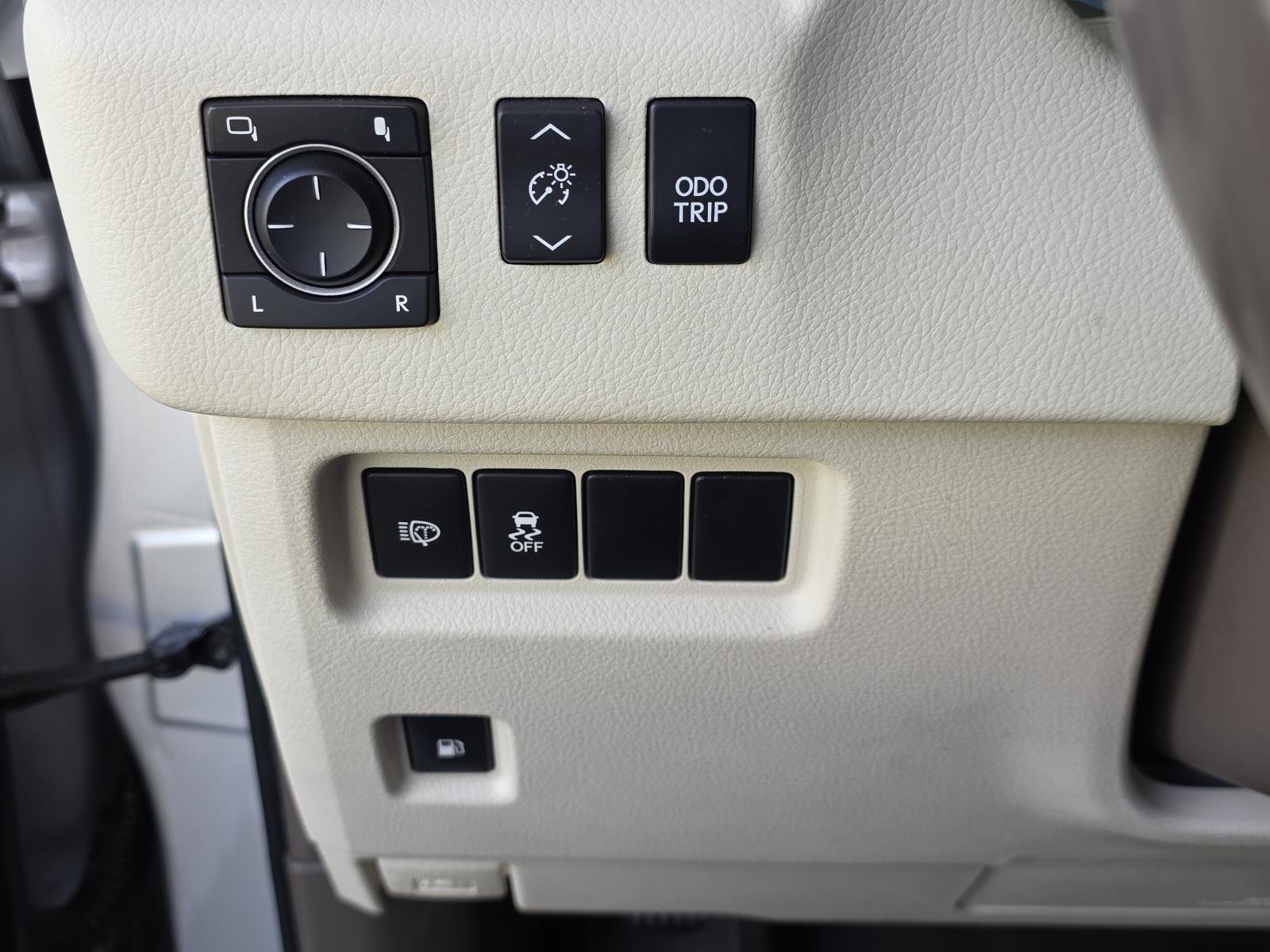 Used 2017 Silver Lexus 460 image 25