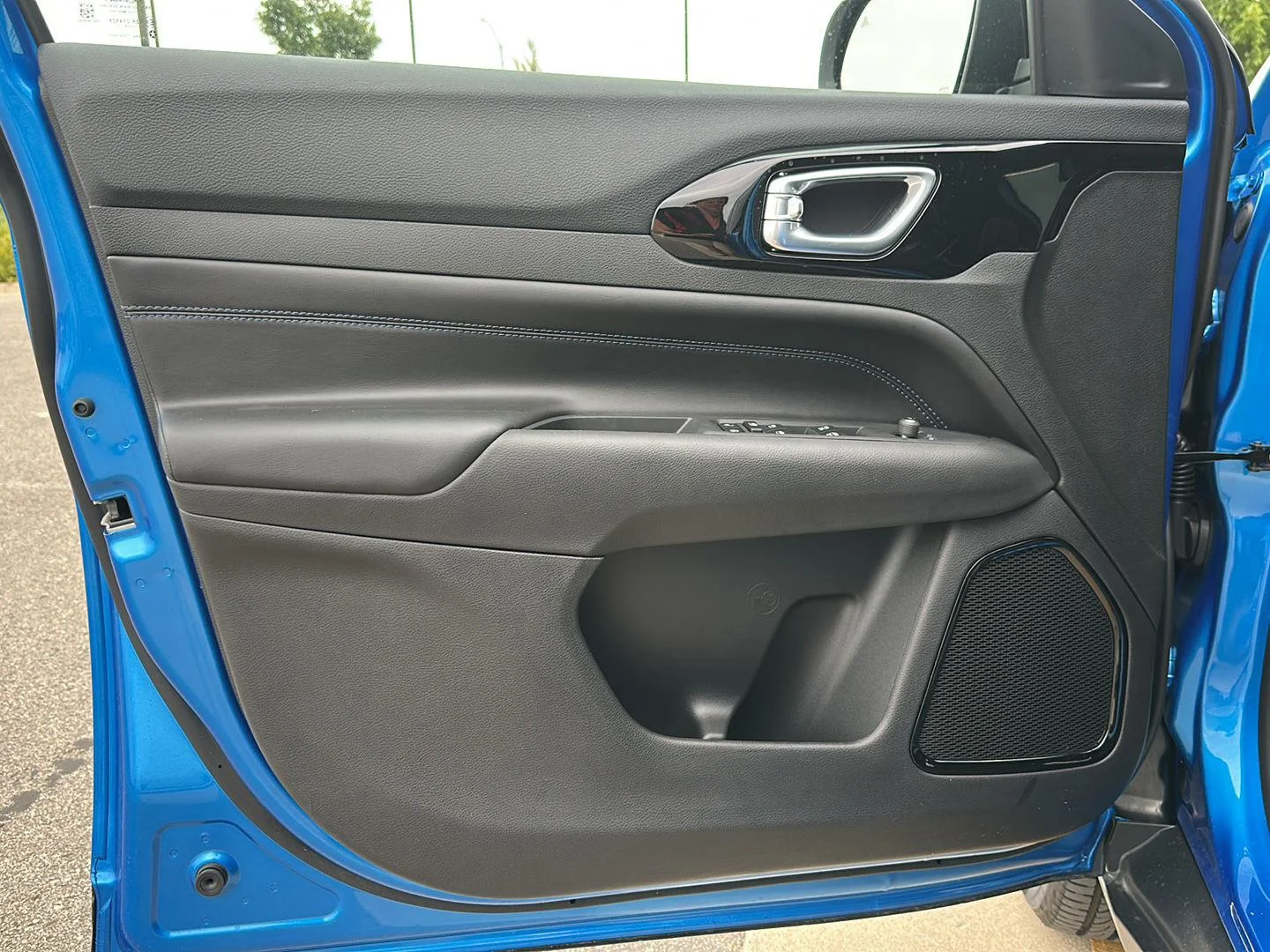 New 2026 Hydro Blue Pearlcoat Jeep Latitude Altitude image 8