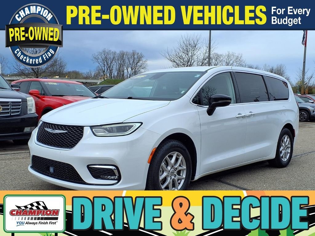 2024 Chrysler Pacifica Touring L's photo