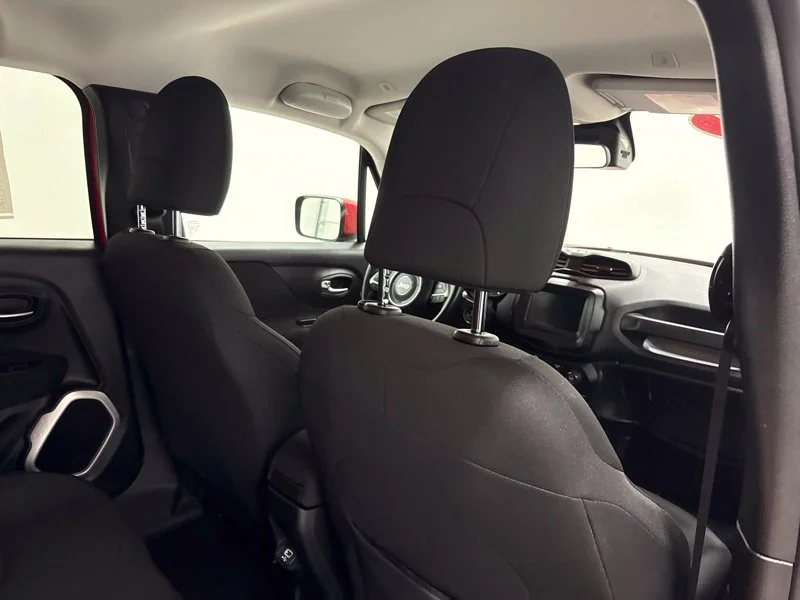 Used 2018 Red Jeep Latitude image 12
