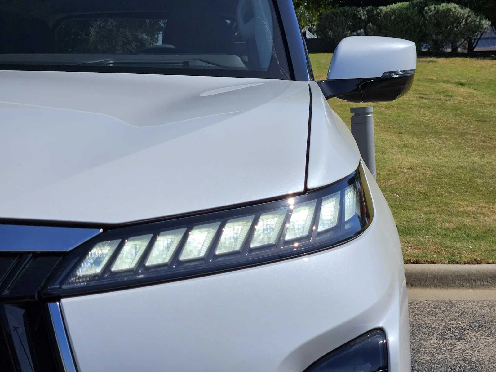 New 2027 RADIANT WHITE INFINITI Luxe 4WD image 6