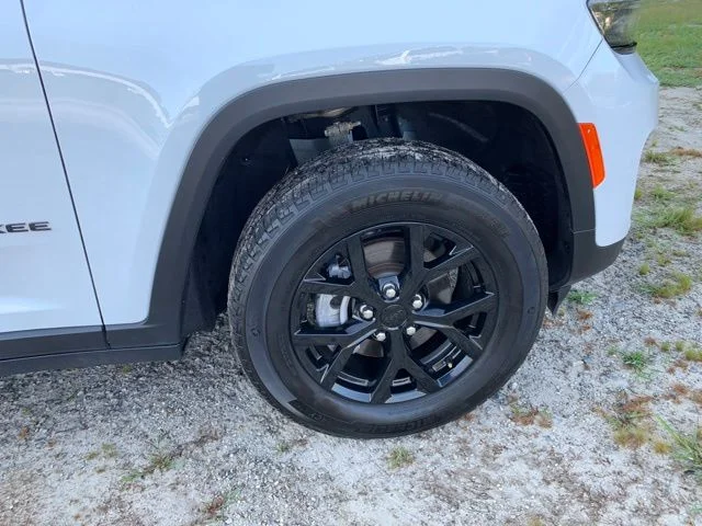 Used 2025 White Jeep Altitude image 40