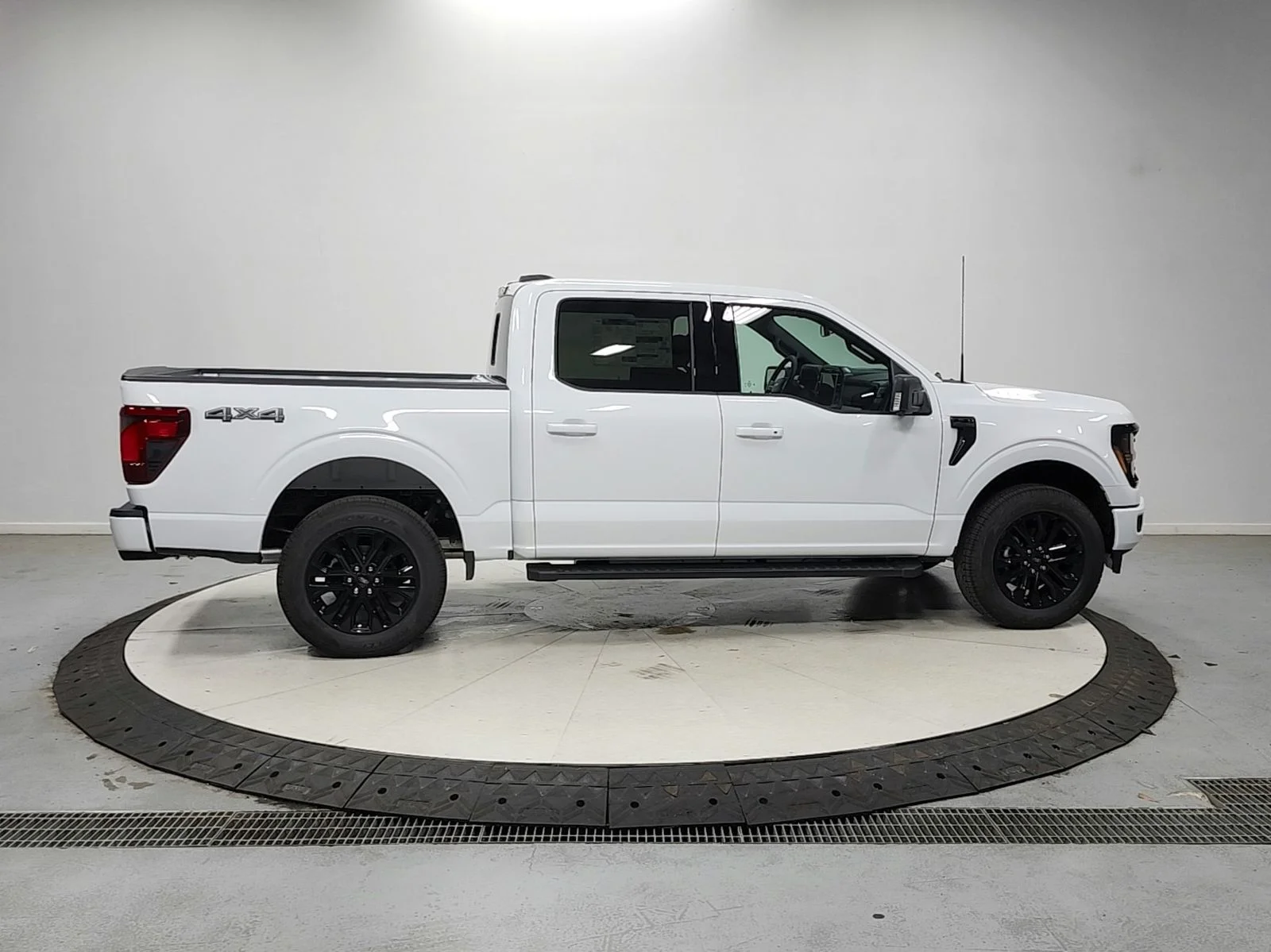 New 2026 Oxford White Ford XLT image 9