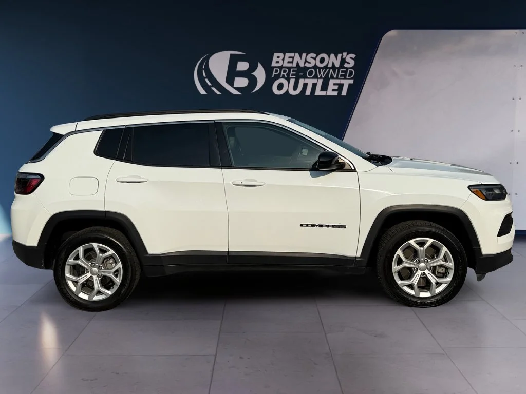 Used 2024 White Jeep Latitude image 6