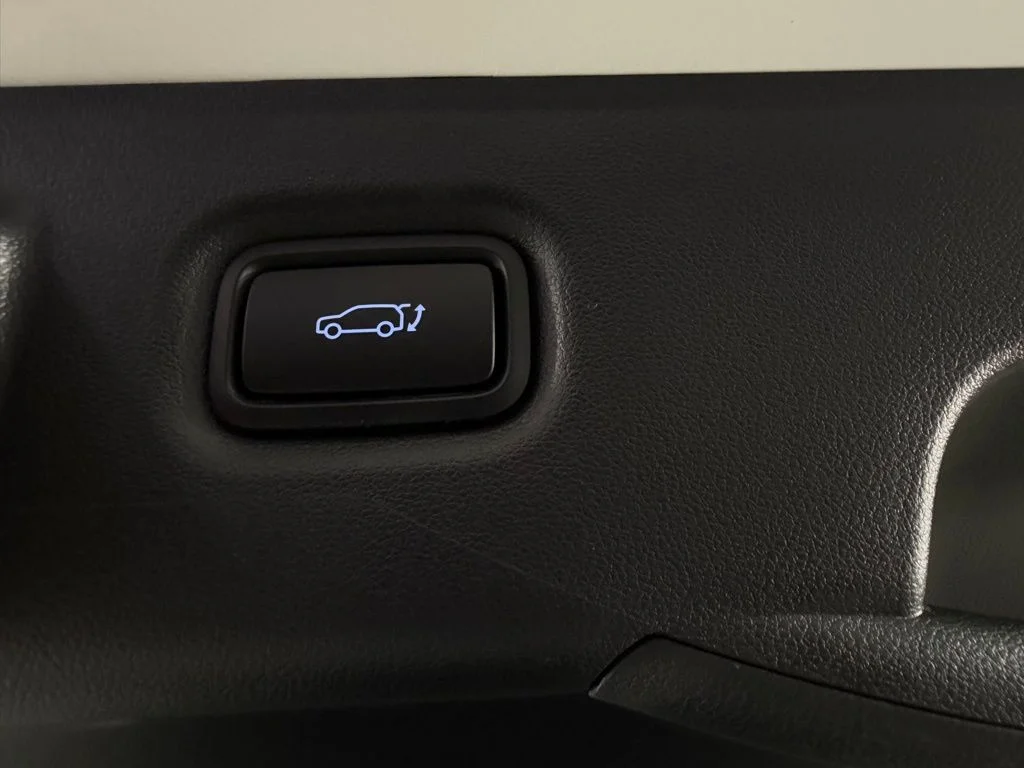 Used 2025 White Hyundai SEL image 29