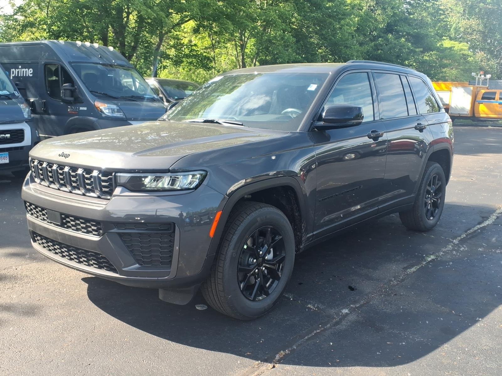 New 2026 Baltic Gray Metallic Clear-Coat Exterior Paint Jeep Laredo Altitude image 3