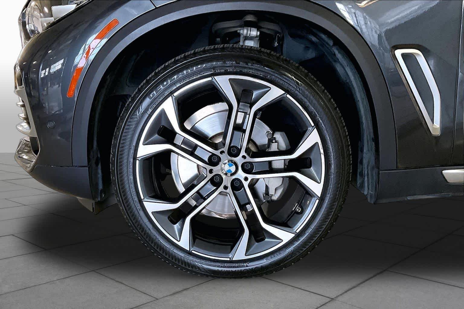 Used 2023 Dark Graphite Metallic BMW sDrive40i image 10