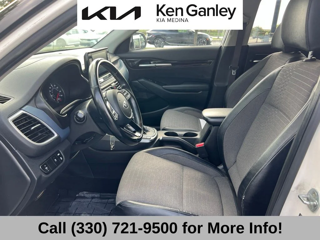Used 2021 White Kia S image 40