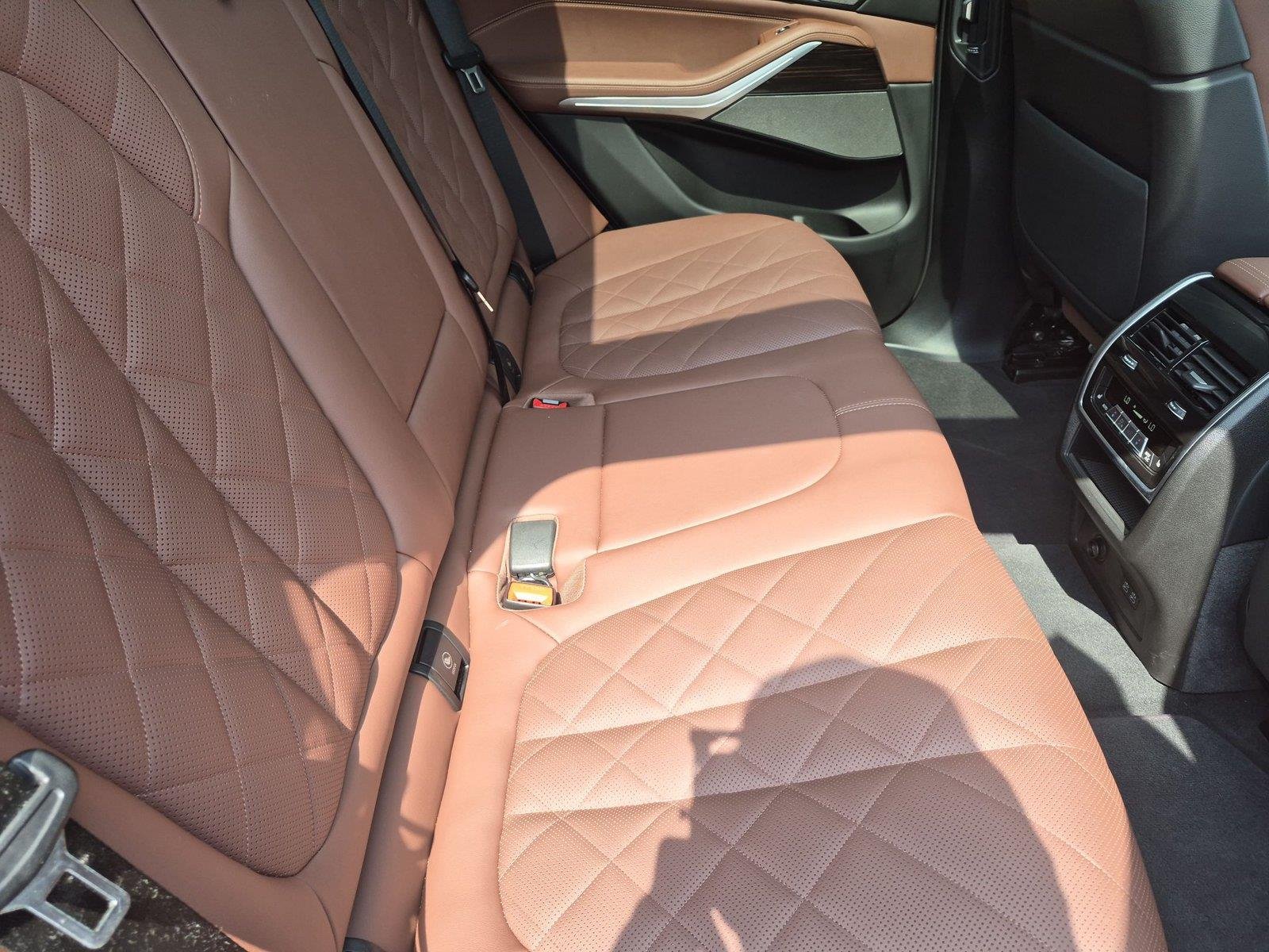 Used 2025 Skyscraper Grey Metallic BMW xDrive40i image 36