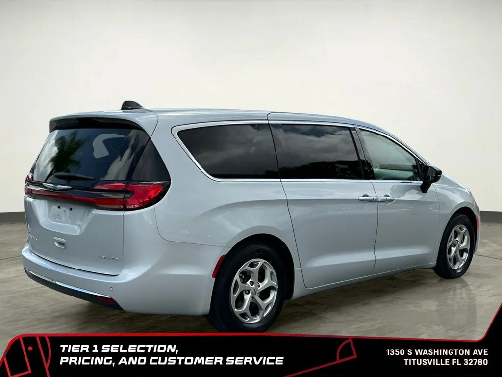 Used 2024 Silver Chrysler Limited image 7