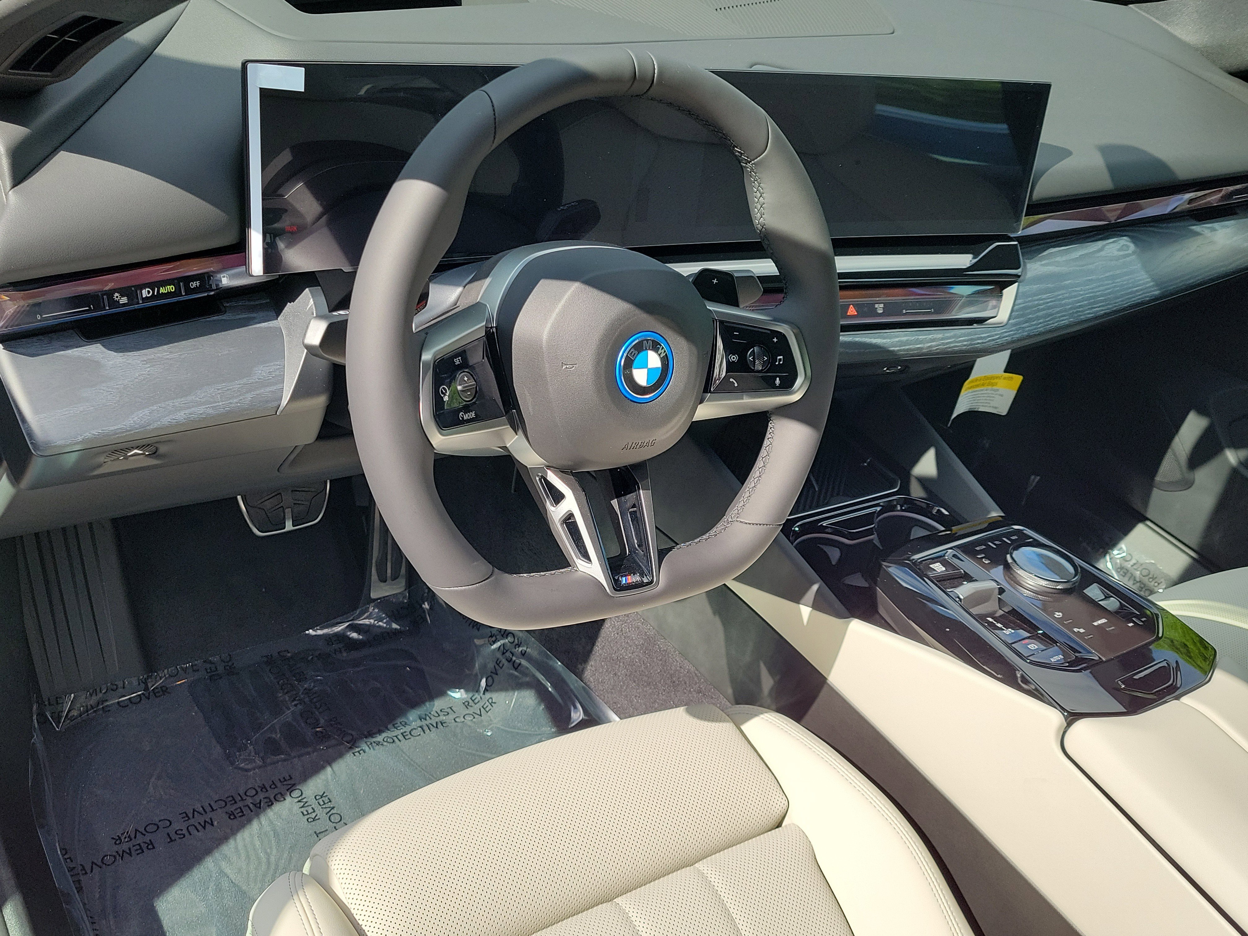 New 2027 Tanzanite Blue II Metallic BMW 550e xDrive image 17