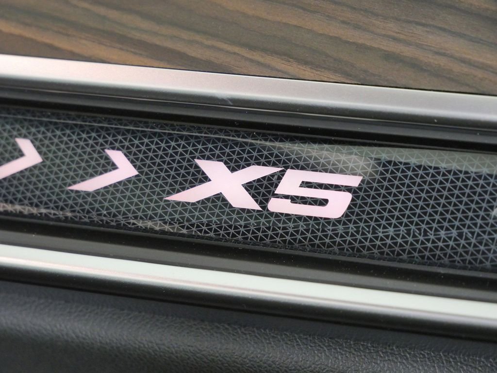 New 2026 Carbon Black Metallic BMW xDrive40i image 24