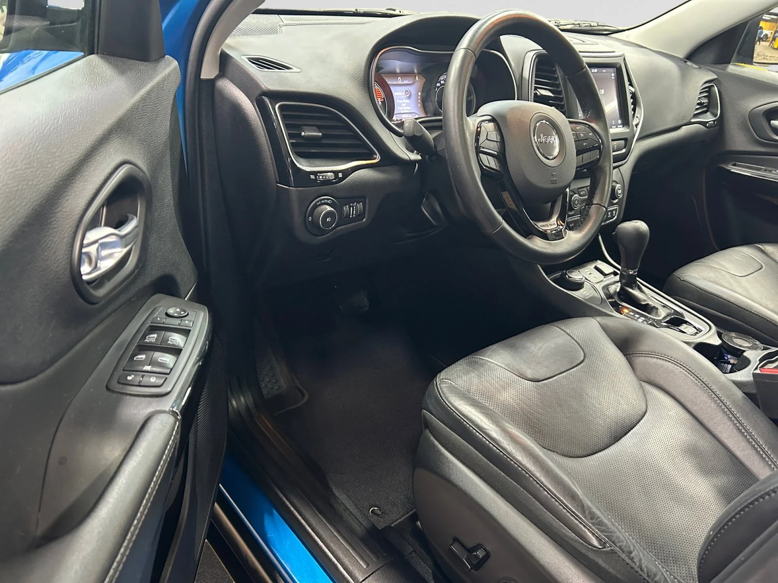 Used 2021 Hydro Blue Pearl Jeep ALTITUDE LEATHER ROOF LOW KMS image 12